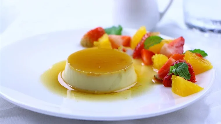 Bánh flan thành phẩm thơm ngon vàng ươm với lớp caramel hấp dẫn.