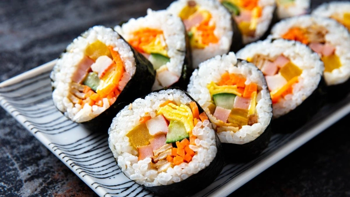 Kimbap chứa thành phần chính là cơm, rau củ, thịt, trứng hoặc hải sản