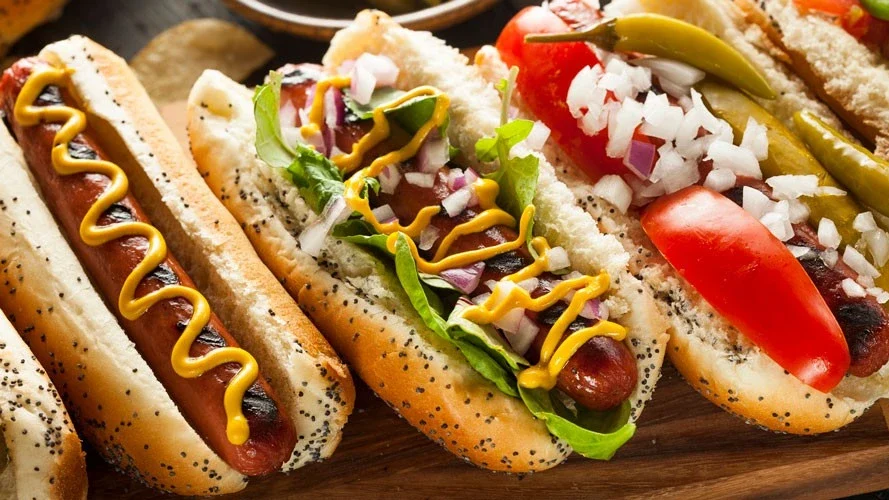 Bánh mì Hot Dog mềm và dài với xúc xích đậm đà hương vị