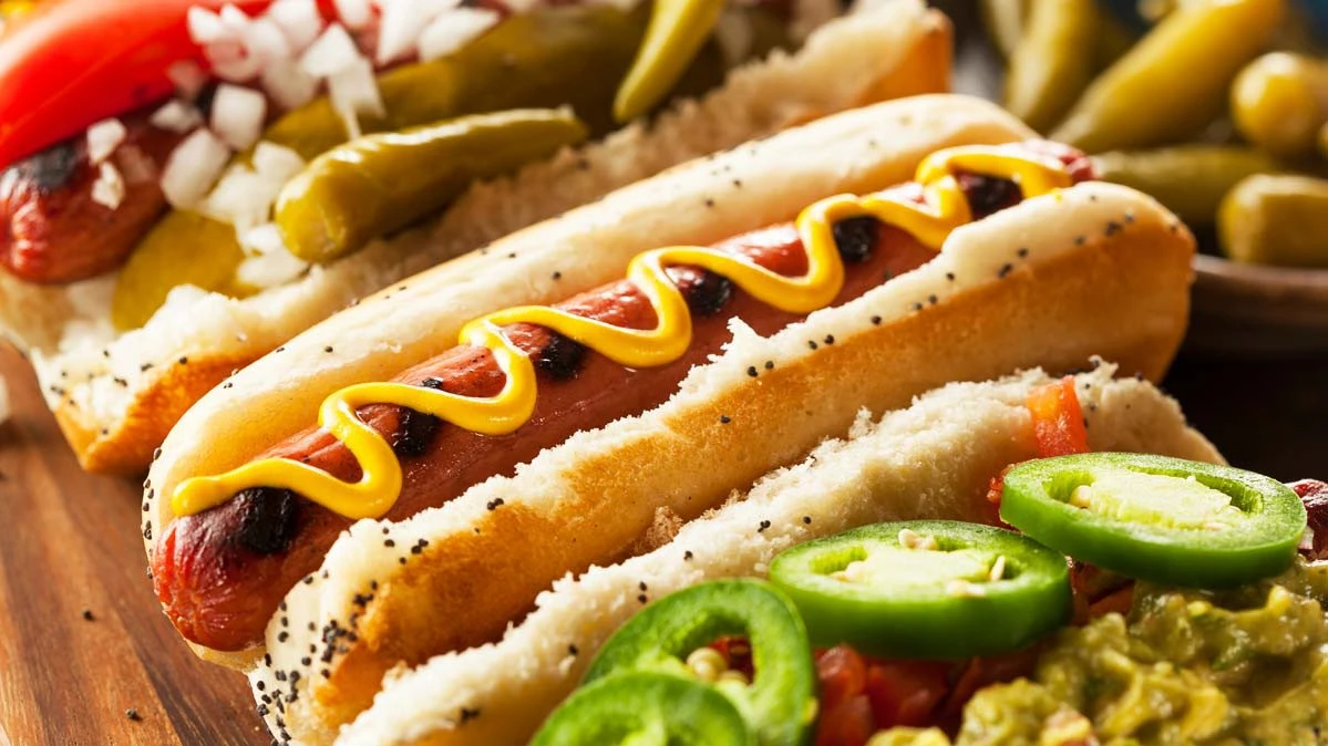 Hot Dog thực chất là một loại bánh kẹp với nhân xúc xích, đi kèm nhiều loại sốt và topping tùy theo sở thích